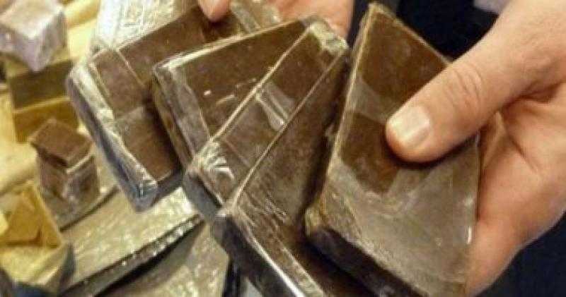 ضبط شخص بحوزته مواد مخدرة في القاهرة