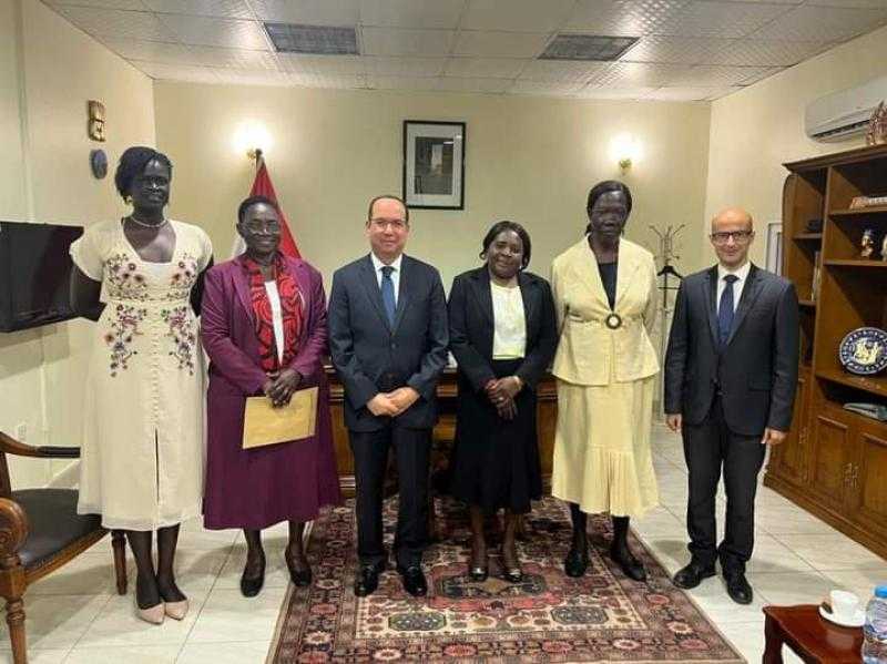 سفير مصر بـ جوبا يلتقي عددًا من الكوادر النسائية بجنوب السودان