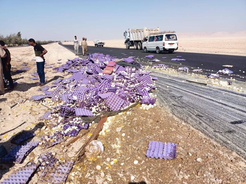 انقلاب سيارة محملة بالبيض 