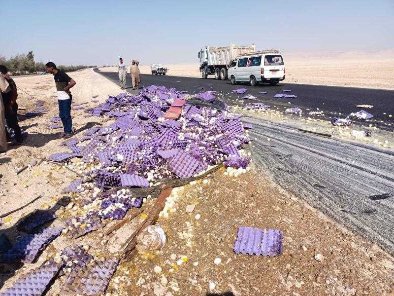 انقلاب سيارة محملة بالبيض بالطريق الصحراوي الغربي في قنا