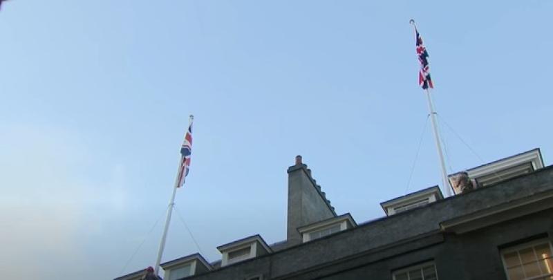 شاهد.. بريطانيا تنكس أعلامها حدادًا على الملكة إليزابيث