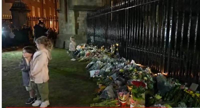 شاهد ما فعله البريطانيون بقصر الملكة إليزابيث بعد وفاتها