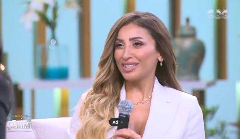 شاهد: دينا الشربيني تغني لـ عمرو دياب على الهواء