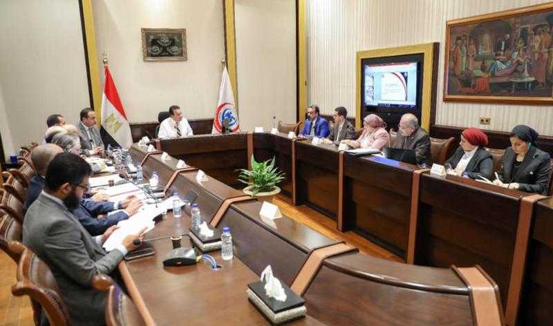 وزير الصحة والسكان يجتمع بوكلاء الوزارة في المحافظات لوضع خطة لتحسن الخدمة الطبية