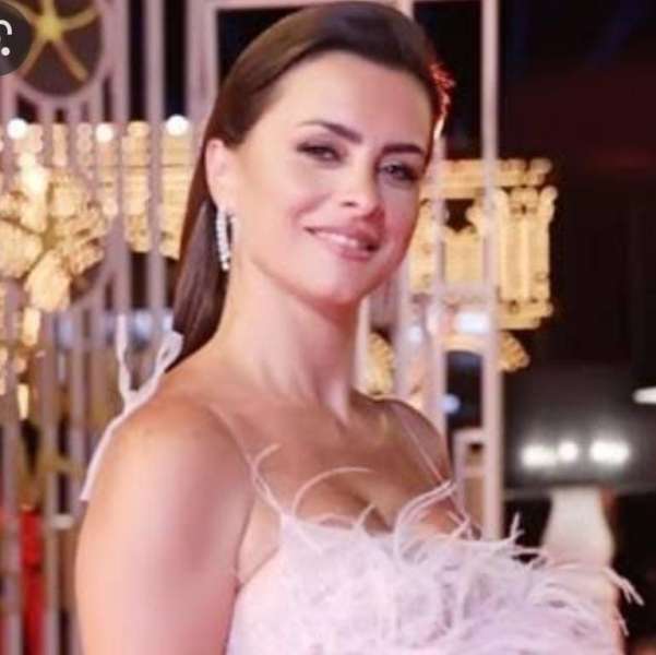 الفنانة نور 