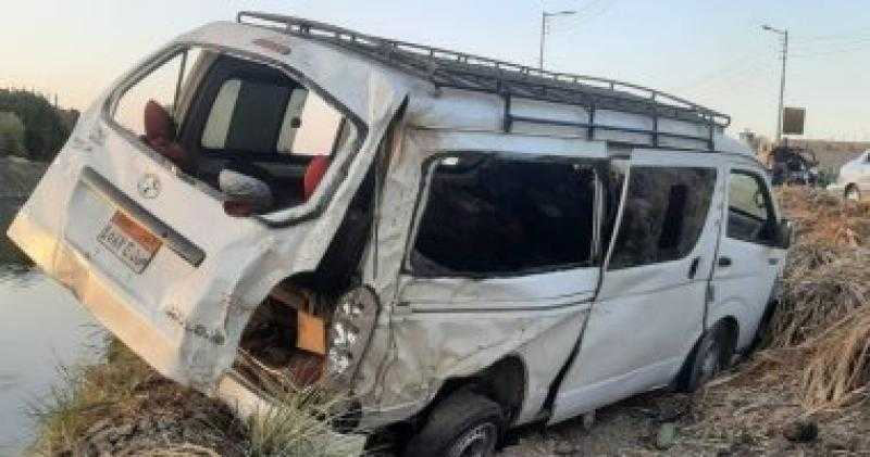 إصابة 14 مواطنا في انقلاب سيارة بطريق القاهرة أسيوط