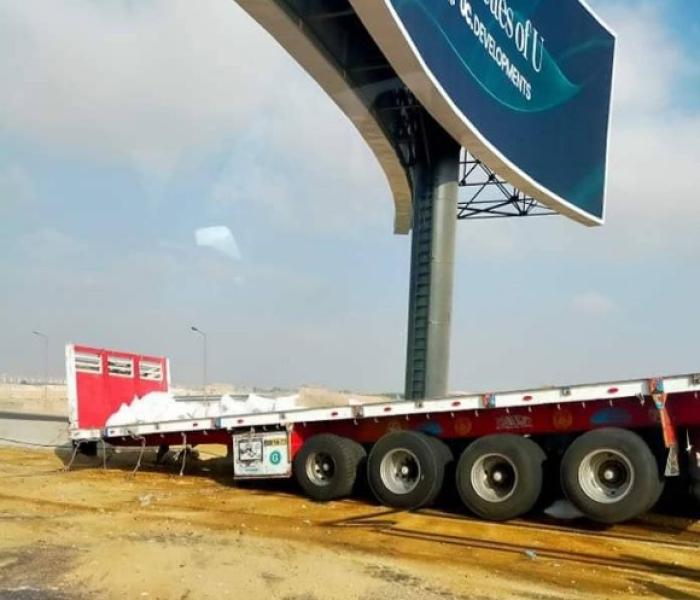 انقلاب حمولة سيارة مقطورة أعلى الطريق الدائري