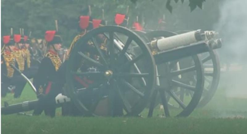 شاهد.. لحظة إطلاق 41 طلقة مدفعية بمراسم تنصيب تشارلز الثالث ملكًا لبريطانيا