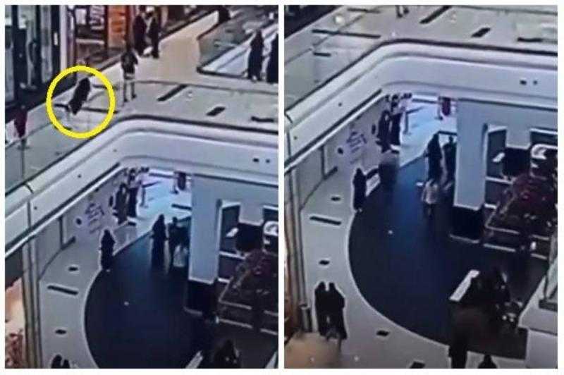 ممنوع دخول أصحاب القلوب الضعيفة.. شاهد.. لحظة انتحار فتاة داخل مول تجاري