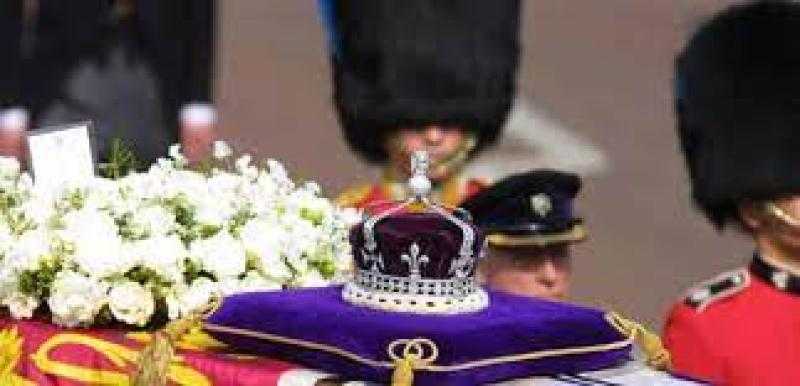 شاهد.. لحظة نقل جثمان الملكة إليزابيث إلى إدنبرة