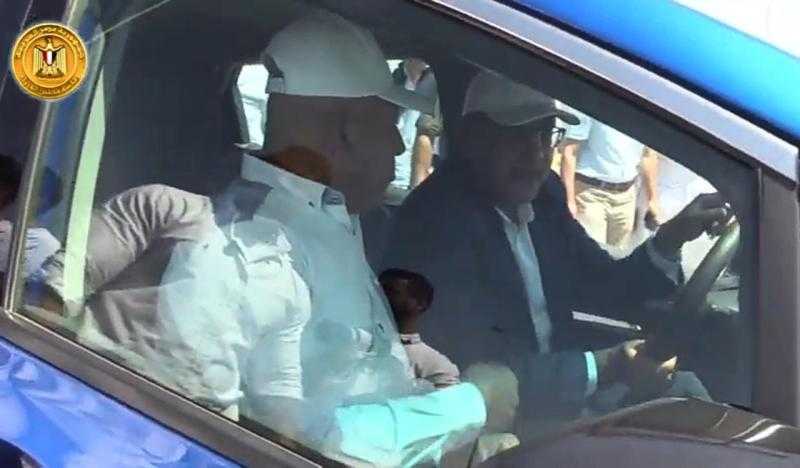 شاهد.. رئيس الوزراء يقود سيارة كهربائية في شرم الشيخ