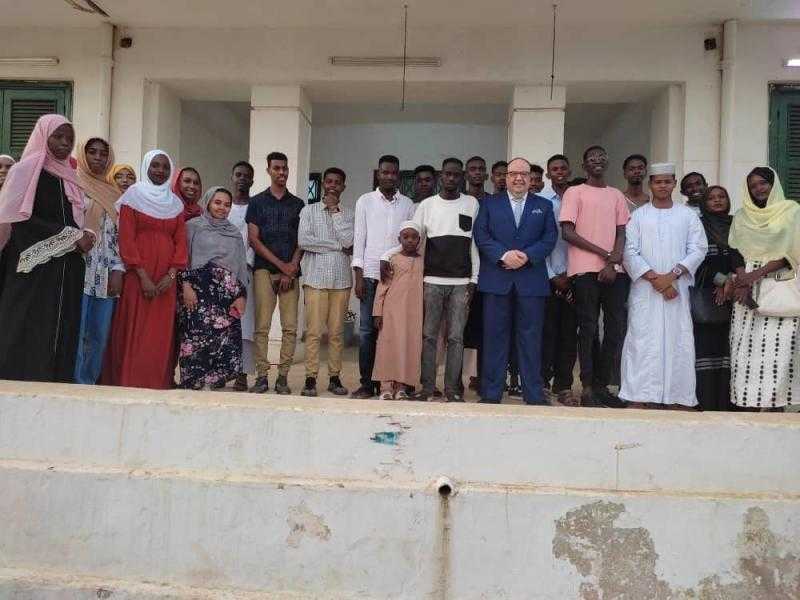 السفير المصري في الخرطوم يلتقي مجموعة من الطلبة السودانيين المستفيدين من المنح المصرية