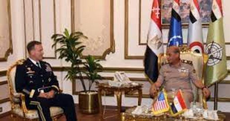 وزير الدفاع المصري يلتقي قائد القيادة المركزية الأمريكية