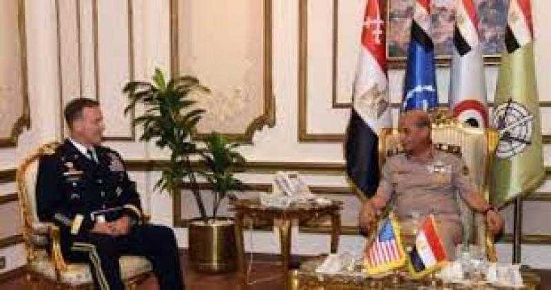 وزير الدفاع يلتقي قائد القيادة المركزية الأمريكية