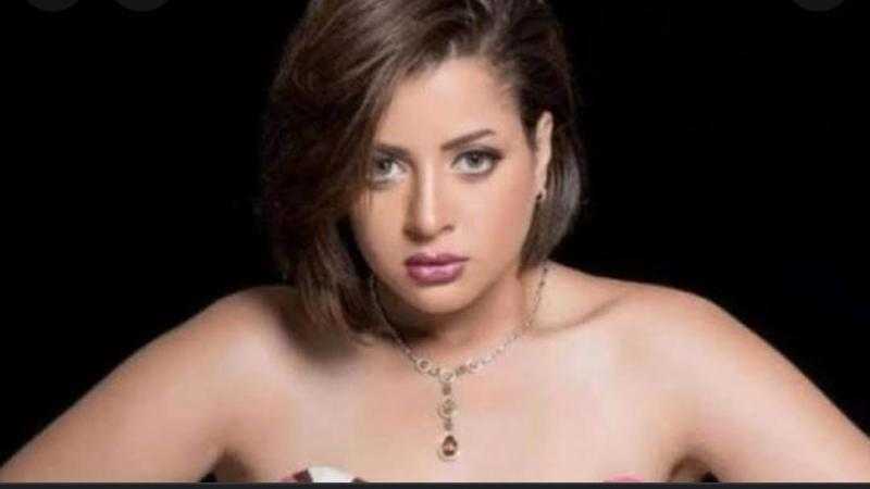 منى فاروق تنشر فيديو وهي تكسر الصحون بفستان مكشوف وتعلق: «بفش غلي وملكوش دعوة بحياتي هتروحوا النار»