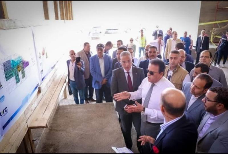 وزير الصحة خلال الجولة 