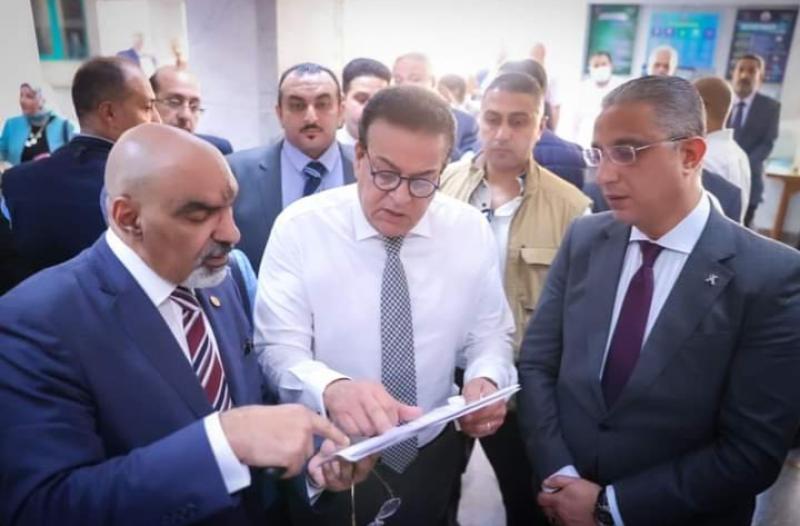 وزير الصحة خلال الجولة 
