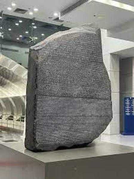 المتحف القومى يعرض لأول مره نسخة طبق الأصل من حجر رشيد
