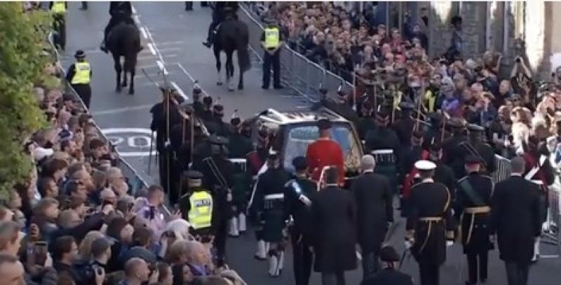 شاهد.. الشرطة البريطانية تسحل مواطنًا خلال مراسم نقل نعش إليزابيث