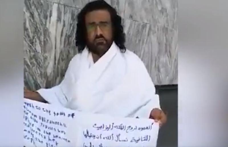 شاهد.. يمني يعتمر عن الملكة إليزابيث: «العمرة لروحها»