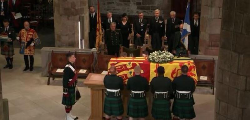 أبناء الملكة إليزابيث يتجمعون حول نعشها «فيديو»