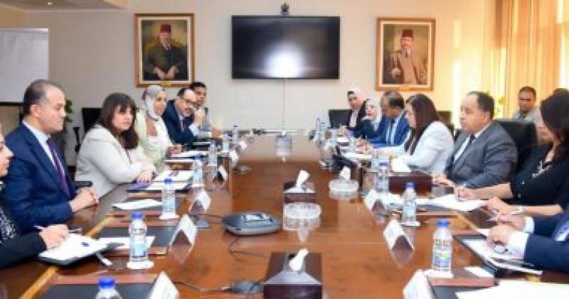 وزيرة الهجرة تلتقى 
