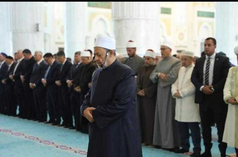 الطيب يؤم الوفود الإسلامية المشاركة في مؤتمر زعماء الأديان بمسجد «حضرة السلطان»