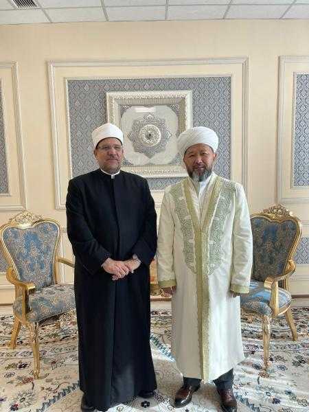 لنشره الفكر الوسطي.. مفتي كازاخستان يهدي وزير الأوقاف درع الإدارة الدينية