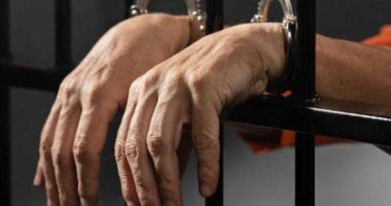 حبس صاحب مزعة 4 أيام لاتهامه بقتل عامل وإصابة آخر بالواحات البحرية