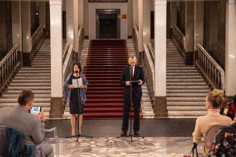 إلقاء السفير المصري في بولندا الكلمة الافتتاحية في معرض ”مظاهر الايجيبتومانيا في المسرح البولندي”