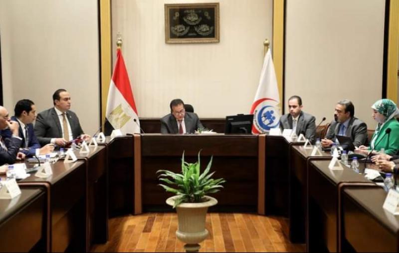 وزير الصحة خلال الاجتماع 