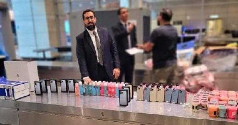 ضبط راكبة حاولت تهريب 13 موبايل أيفون بملابسها الداخلية في مطار القاهرة