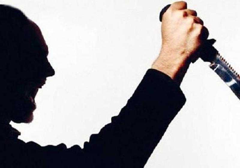 المتهم بقتل صديقه بسبب 50 جنيهًا بالمرج يمثل الجريمة