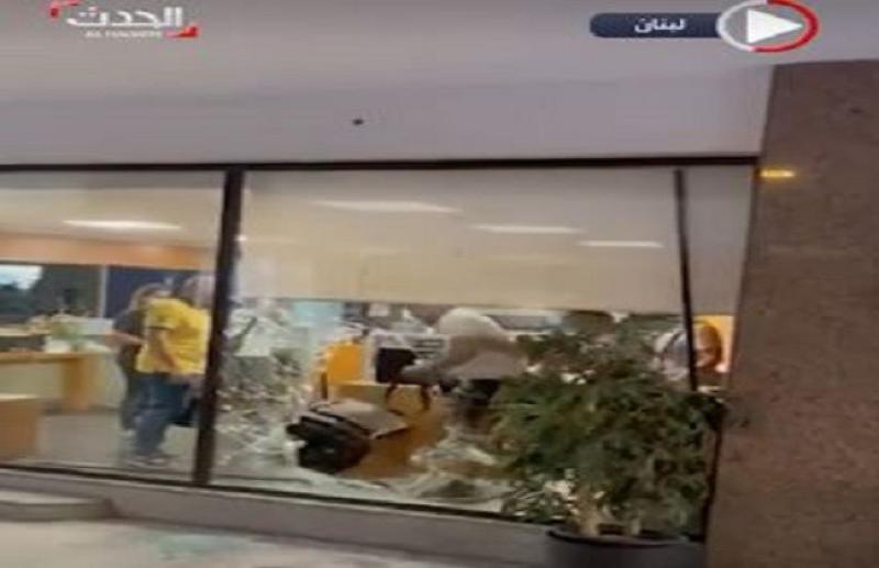 شاهد.. لحظة هروب رهائن محتجزين من بنك لبناني «فيديو»
