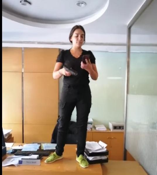 شاهد: فتاة تقتحم بنكًا بلبنان وتسرق 20 ألف دولار تحت تهديد السلاح