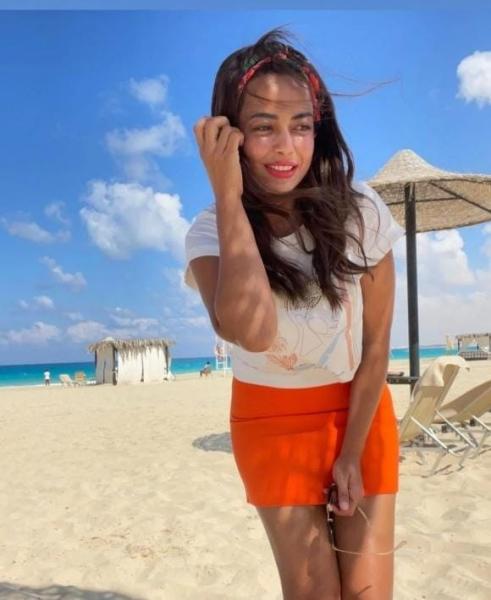داليا مصطفى تخطف الأنظار بإطلالة صيفية رائعة أمام البحر