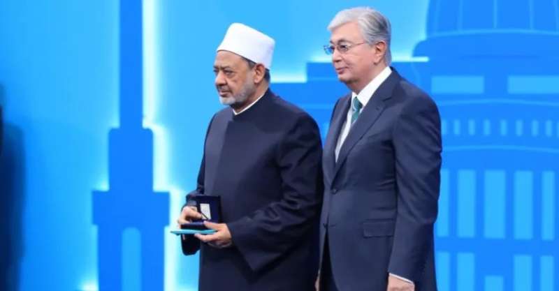 «شيخ الأزهر» يتقلد جائزة «أستانا» الدولية