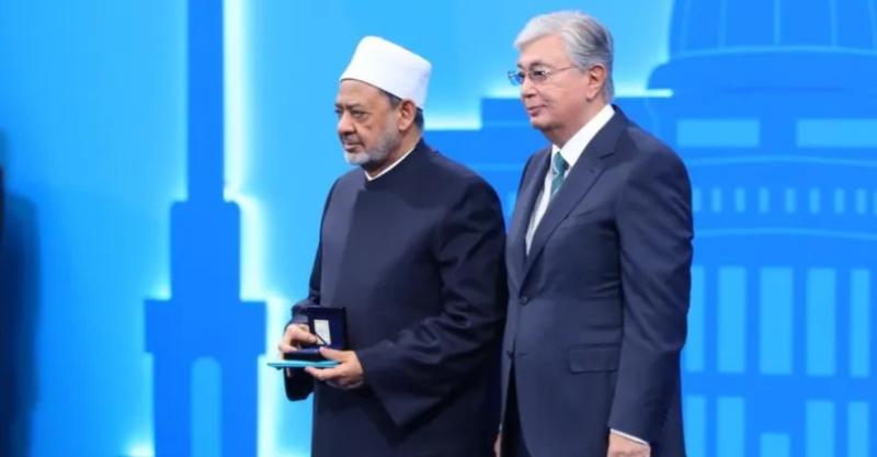 «شيخ الأزهر» يتقلد جائزة «أستانا» الدولية