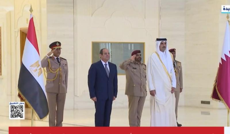 بعد زيارة استمرت يومين لقطر.. شاهد: لحظة وصول السيسي إلى القاهرة