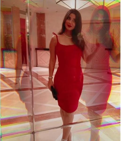 بفستان أحمر قصير.. رانيا منصور تخطف أنظار جمهورها