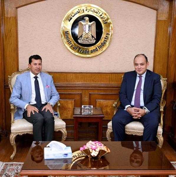 وزير التجارة: حريصون على تشجيع القطاع الخاص لتعميق التصنيع المحلي للمستلزمات الرياضية