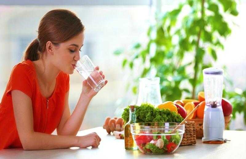 أشرف عقبة يكشف فوائد شرب السوائل على صحة الإنسان «فيديو»