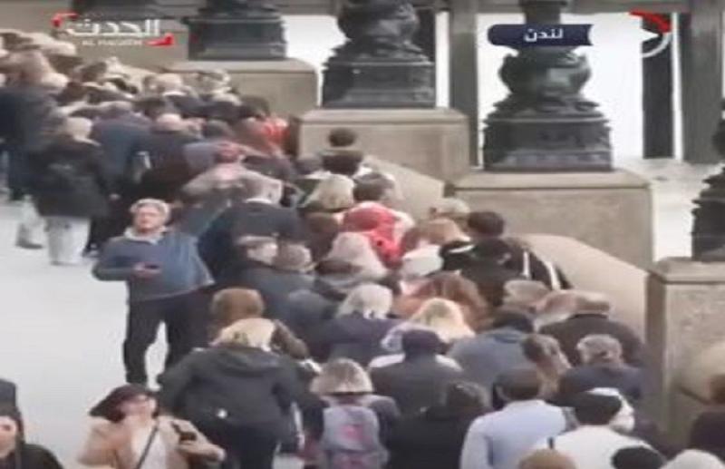 حشود غفيرة تتوافد لإلقاء نظرة الوداع على الملكة إليزابيث الثانية «فيديو»