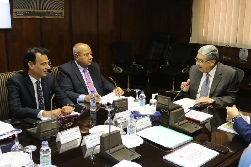 تفاصيل متابعات وزير الكهرباء لأداء شركة القناة للتوزيع