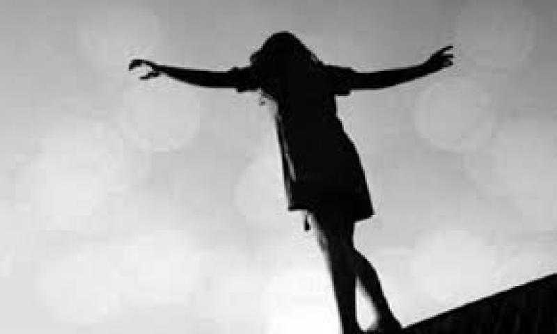 طبيب: الشمس وراء انتحار الفتيات.. مفاجأة بالتفاصيل