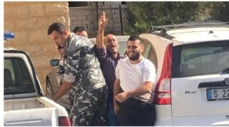 شاهد.. شاب يقتحم بنكا بسلاح حربي للحصول على وديعته