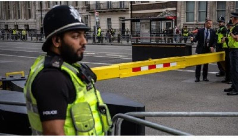 شاهد.. لحظة طعن ضابطين بسكين في وضح النهار