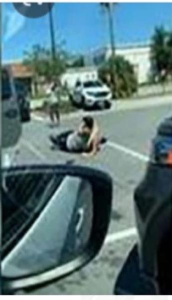 موظف ينقذ سيدة من محاولة سرقة بطريقة غير متوقعة.. فيديو