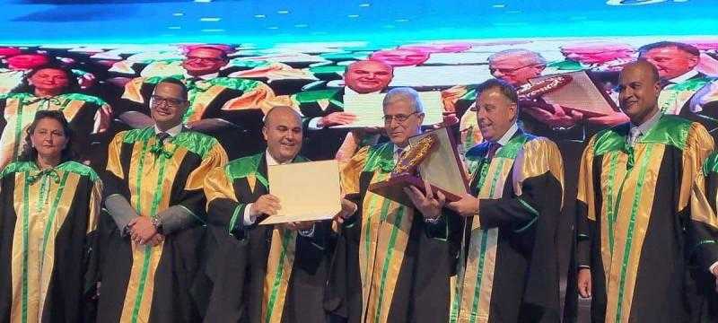 جامعة عين شمس تكرم رئيس النيابة الإدارية كأحد رموز الدولة