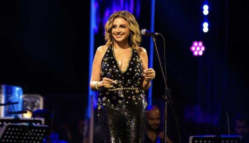 المسرح خُلق لها.. شعب أنغام يصفها بهرم مصر الرابع ويشيد بغناء «عارفة قيمتي» في حفل خيالي بـ «زيد بارك»